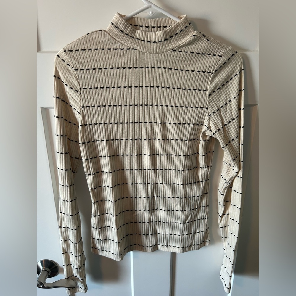 Cream turtle deck sweater with black dot line detail - size medium